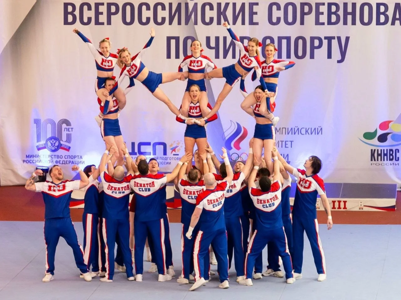 Команда Виктории выполняет пирамиду на соревнованиях